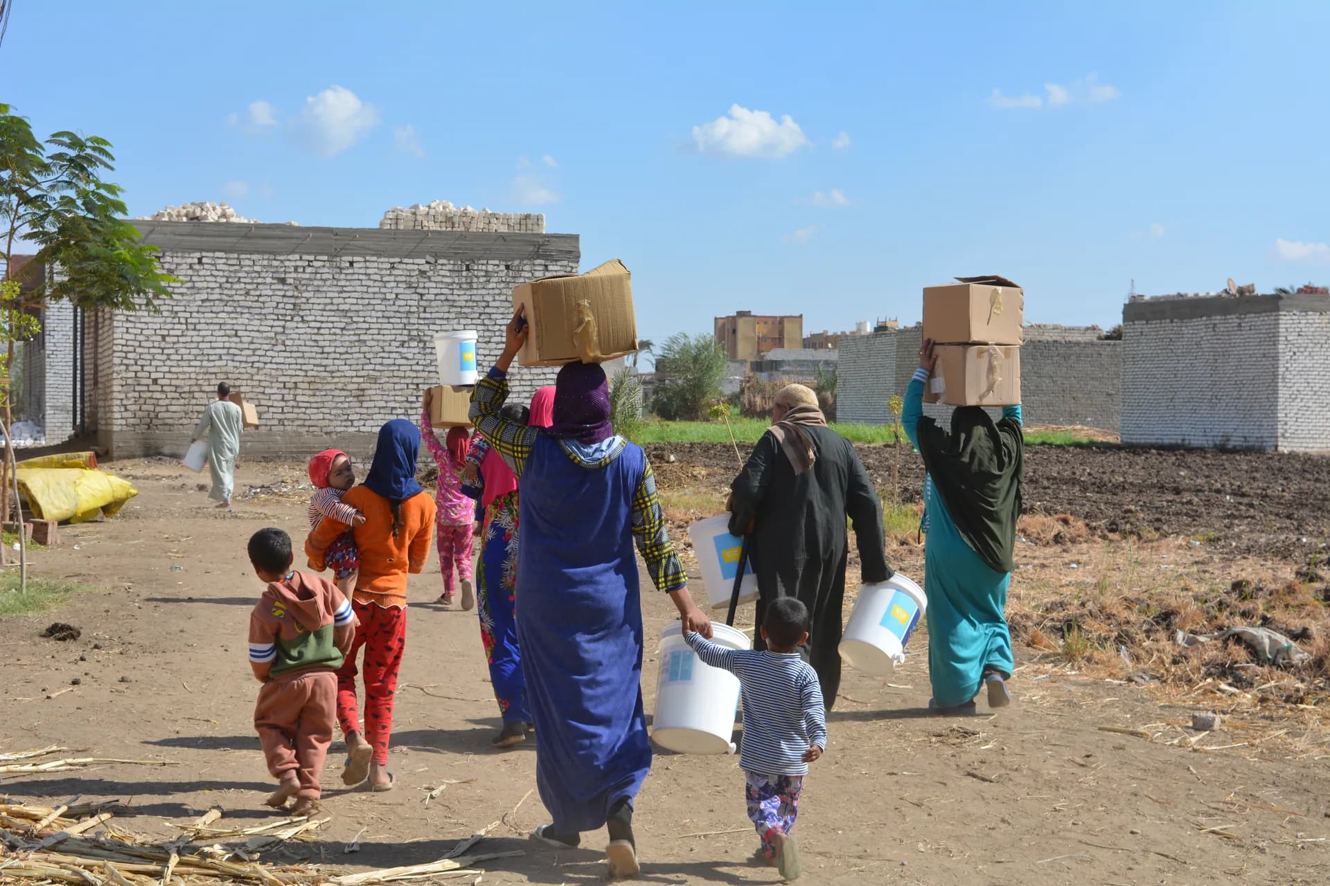شارع في قرية لا تصل إليه شبكة مياه الشرب قبل تنفيذ خط المياه